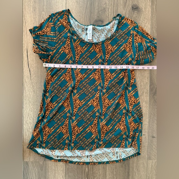 LuLaRoe Giraffe Print Classic Tee Size Medium - Picture 3 of 7